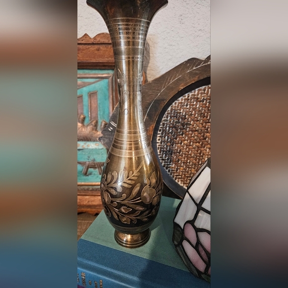Brass floral etched vintage vase - Picture 5 of 7